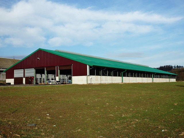 Plechová montovaná hala – kravín u obce Dvorce, okr. Opava